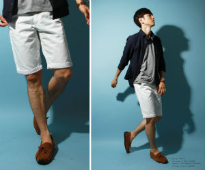 白のハーフパンツ,ネイビーのシャツ